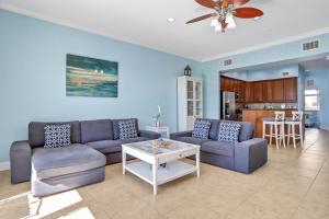 ein Wohnzimmer mit einem Sofa und einem Tisch in der Unterkunft Bayfront Bounty in Clearwater Beach