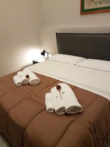 Your Home in Naples في نابولي: غرفة نوم عليها سرير وفوط