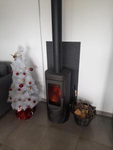 una chimenea con un árbol de Navidad delante de ella en Sirocco, en Chiclana de la Frontera 29 fotos más
