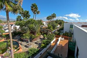 eine Luftaufnahme eines Resorts mit Palmen in der Unterkunft Nice 2 bedroom flat with big Pools and big terrace Parque don José, 313 in Costa Del Silencio