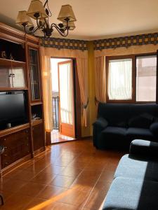 Televízia a/alebo spoločenská miestnosť v ubytovaní Apartamento Edificio Cunchas