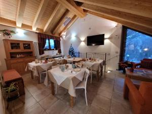 a dining room with tables with white table cloth at Chambres d'Hotes Rue Saint Bernard in Rhemes-Saint-Georges