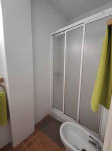 W łazience znajduje się prysznic i biała umywalka. w obiekcie Apartamento céntrico con vistas w mieście Melilla