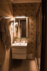 マイコープにあるSiyanie Innのバスルーム(シンク、鏡、シャワー付)