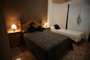 アルカラ・デル・フカルにあるLA CAÑADAのベッド2台とランプ2台があるホテルの部屋