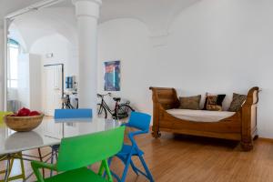 A seating area at GetTheKey Fiore Giallo Apartment