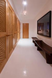 uma sala vazia com televisão e armários de madeira em Casa Aries em Careyes