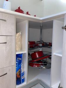 kuchnia z białymi szafkami i stołem w pokoju w obiekcie 2 BR Gated Community Secured Home w mieście Discovery Bay