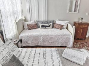 Un pat sau paturi într-o cameră la The Peaceful Puffin