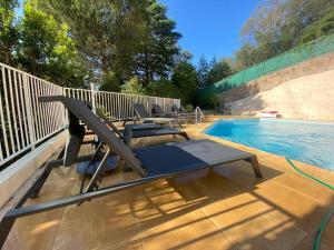 - une rangée de chaises longues à côté de la piscine dans l'établissement The Sun Paradise Dream, à Cannes