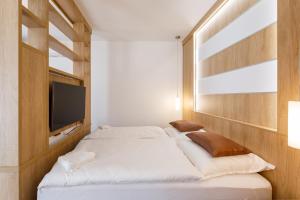 Posteľ alebo postele v izbe v ubytovaní La Bella Centrum apartmanok Piros/Sárga