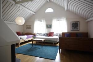 - un salon avec un lit et un canapé dans l'établissement Kurrebo Vandrarhem, à Urshult