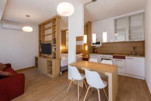 Kuchyňa alebo kuchynka v ubytovaní La Bella Centrum apartmanok Piros/Sárga