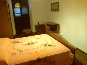- une chambre avec un lit orné de motifs floraux dans l'établissement La taverna, à Sessa