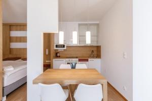 Kuchyňa alebo kuchynka v ubytovaní La Bella Centrum apartmanok Piros/Sárga