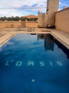 Bazén v ubytování Hotel Riad Oasis nebo v jeho okolí