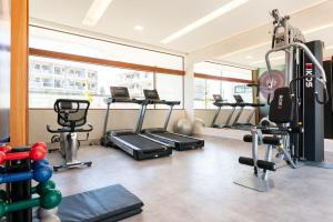 une salle de sport avec plusieurs tapis de course et machines cardio dans l'établissement Mana Beach Experience Muro Alto por Brevelar, à Porto de Galinhas