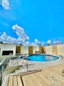 una piscina en la azotea de un edificio en Apartamento Centro Manaus Hotel Saint Paul - 5º Andar - Apto 1055, en Manaus