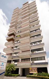 un edificio alto con balcones a un lado. en Apartamento Centro Manaus Hotel Saint Paul - 5º Andar - Apto 1055, en Manaus
