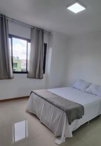 Habitación blanca con cama y ventana en Apartamento Centro Manaus Hotel Saint Paul - 5º Andar - Apto 1055, en Manaus