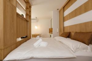 Posteľ alebo postele v izbe v ubytovaní La Bella Centrum apartmanok Piros/Sárga
