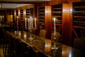 uma sala de jantar com uma mesa longa e velas em La Recova Hotel & Spa em La Punta