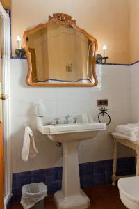 a bathroom with a sink and a mirror on the wall at La Chatarrería de Ferreros in Otero de Herreros
