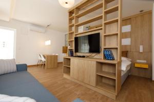 Televízia a/alebo spoločenská miestnosť v ubytovaní La Bella Centrum apartmanok Piros/Sárga