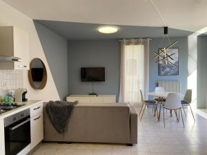 eine Küche und ein Wohnzimmer mit einem Sofa und einem Tisch in der Unterkunft Serendipity apartment in Venedig