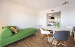 - un salon avec un canapé vert et une table dans l'établissement Codolar Las mejores vistas en Tossa de Mar, à Tossa de Mar
