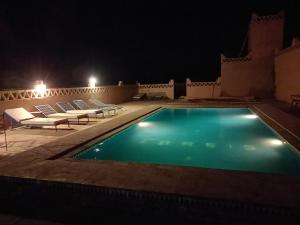 Bazén v ubytování Hotel Riad Oasis nebo v jeho okolí