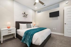 une chambre avec un lit et une télévision sur un mur dans l'établissement HostWise Stays - The Washington at Chatham - Park Free, Gym, More!, à Pittsburgh