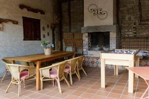 a room with a table and chairs and a chessboard at La Chatarrería de Ferreros in Otero de Herreros