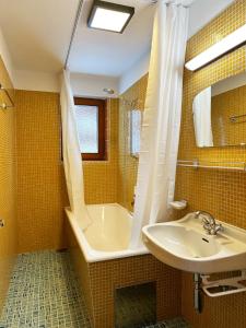 W łazience znajduje się wanna, umywalka i prysznic. w obiekcie Mountain Lodge Sölden - Ski in Bike out Chalet w Solden