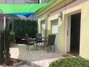 Patio alebo iná vonkajšia časť ubytovania La Bella Centrum apartmanok Piros/Sárga