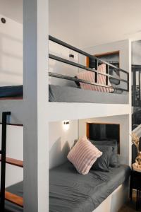 1 dormitorio con litera y escalera en Antara-QueenBed-Balcony-HotShower-WorkCoffee Station-FullKitchen, en Talisay