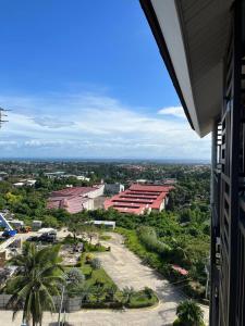 een uitzicht op de stad vanuit een gebouw bij Antara-QueenBed-Balcony-HotShower-WorkCoffee Station-FullKitchen in Talisay