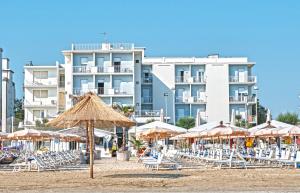 Pláž u hotelu + 37 fotografií