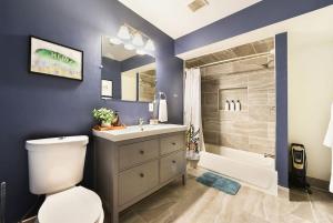 y baño con aseo, lavabo y ducha. en HostWise Stays - The Edmond - Bloomfield Apartment in a great location!, en Pittsburgh