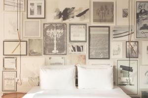 A bed or beds in a room at Luxury Apartment near Acropolis-Living Stone Gold