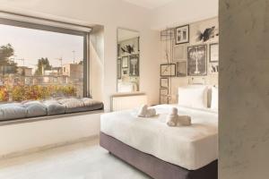 A bed or beds in a room at Luxury Apartment near Acropolis-Living Stone Gold