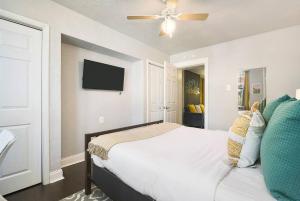 1 dormitorio con 1 cama y ventilador de techo en HostWise Stays - The Edmond - Bloomfield Apartment in a great location!, en Pittsburgh