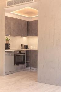 A kitchen or kitchenette at Luxury Apartment near Acropolis-Living Stone Gold