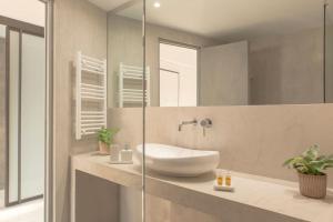y baño con lavabo y espejo. en Luxury Apartment near Acropolis-Living Stone Gold, en Atenas