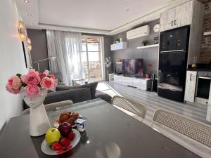 una sala de estar con una mesa con un jarrón de flores en Modern apartment en Sharm El Sheikh