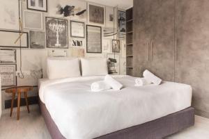 A bed or beds in a room at Luxury Apartment near Acropolis-Living Stone Gold
