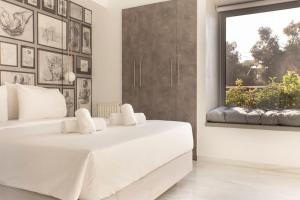 A bed or beds in a room at Luxury Apartment near Acropolis-Living Stone Gold