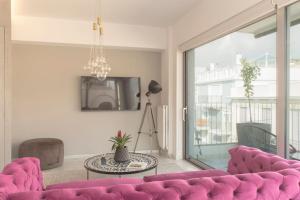 A seating area at Luxury Apartment near Acropolis-Living Stone Gold