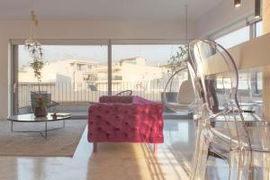 A seating area at Luxury Apartment near Acropolis-Living Stone Gold