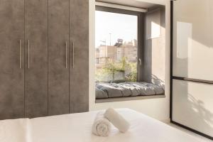 A bed or beds in a room at Luxury Apartment near Acropolis-Living Stone Gold